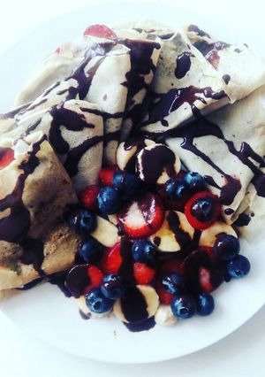 Una foto de Crepes de avena y claras de huevo con fruta variada