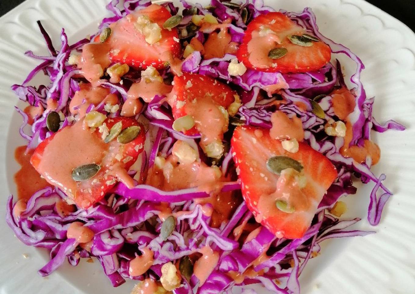 Ensalada de lombarda con vinagreta de fresones
