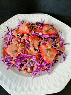 Una foto de Ensalada de lombarda con vinagreta de fresones