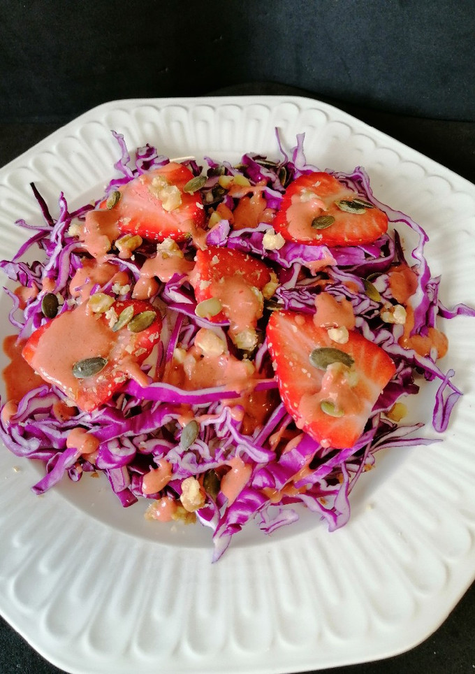 Una foto de Ensalada de lombarda con vinagreta de fresones