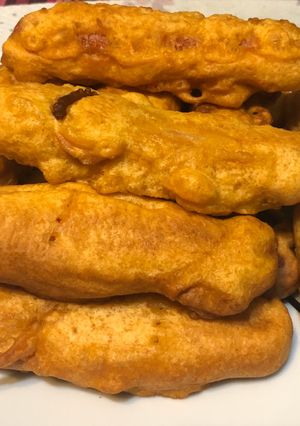 Una foto de Banderillas de salchichas con aros de cebolla