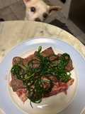 Straccetti spessi di scottona con bacon croccante e agretti saltati in padella