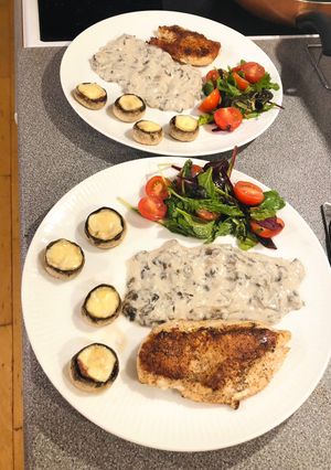O poză a rețetei Pui la grill cu sos de ciuperci, salată și ciuperci umplute.