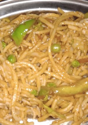 સેઝવાન ફ્રાઇડ રાઈસ (Schezwan Fried Rice Recipe In Gujarati) રેસીપી મુખ્ય ફોટો