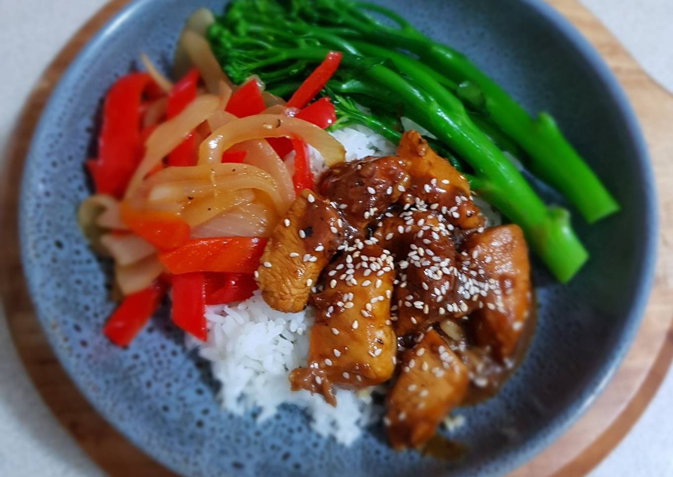 Sticky Black Pepper Chicken with Rice and vegetables
