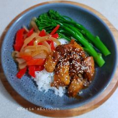 Sticky Black Pepper Chicken with Rice and vegetables A picture of Sticky Black Pepper Chicken with Rice and vegetables.