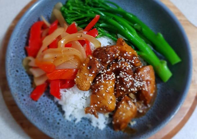 Sticky Black Pepper Chicken with Rice and vegetables