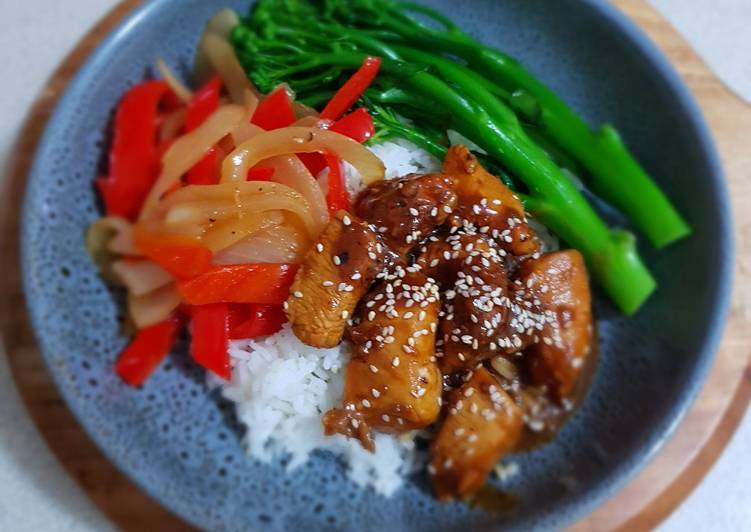 Step-by-Step Guide to Make Homemade Sticky Black Pepper Chicken with Rice and vegetables