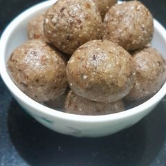 A picture of Til - gul ladoo.