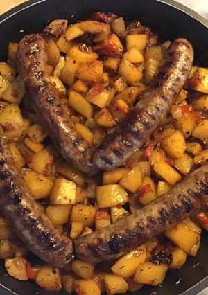Une photo de Pommes de terre sautées aux saucisses à l ancienne et poivrons