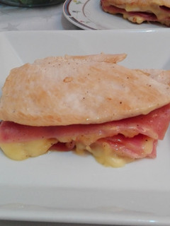 Una foto de Pastel de pollo, jamón y queso al microondas