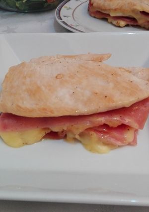 Una foto de Pastel de pollo, jamón y queso al microondas