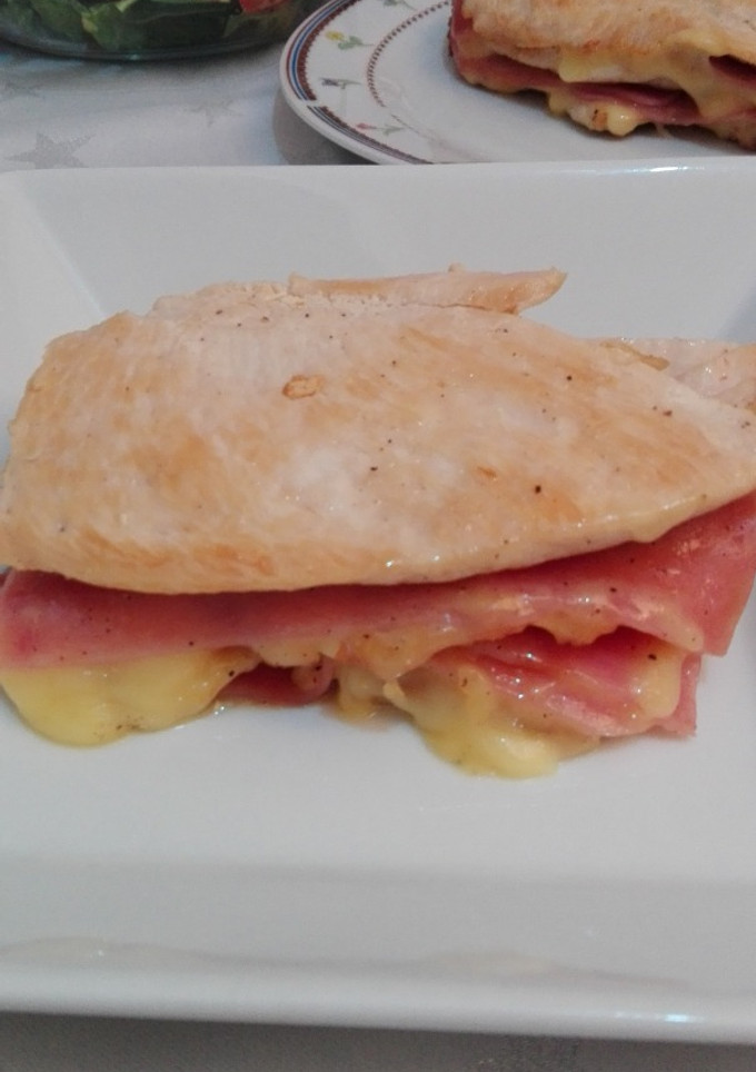 Una foto de Pastel de pollo, jamón y queso al microondas