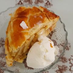 A picture of Apple pie with icecream طورطة التفاح مع الايس كريم.