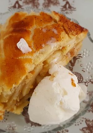 A picture of Apple pie with icecream طورطة التفاح مع الايس كريم.