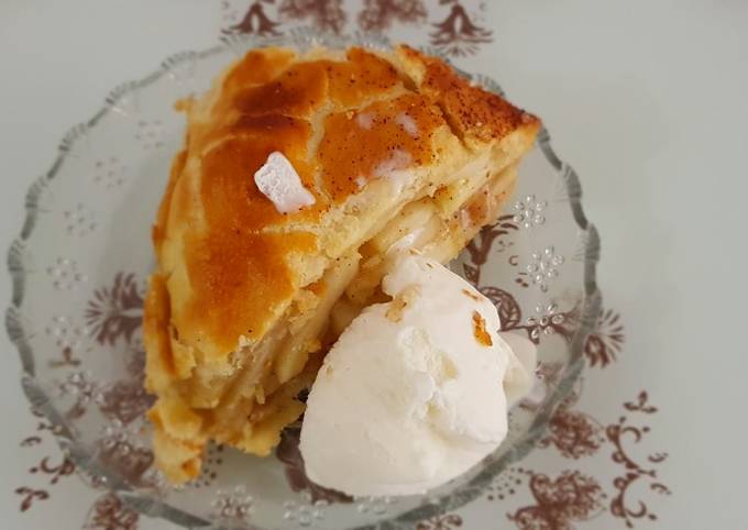 Apple pie with icecream طورطة التفاح مع الايس كريم