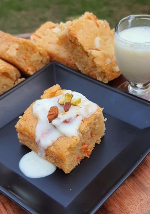 कैरेट केक विद हॉट रबड़ी (Carrot cake with hot rabri recipe in Hindi) रेसिपी मुख्य फोटो
