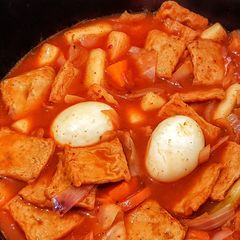 A picture of Tteokbokki (spicy rice cake).