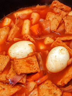 A picture of Tteokbokki (spicy rice cake).