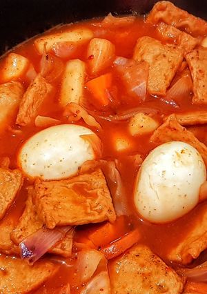 A picture of Tteokbokki (spicy rice cake).