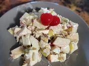 Una foto de ensalada con almendras