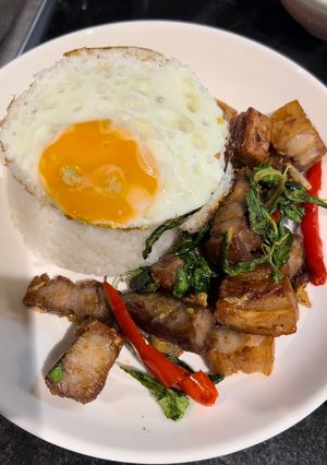 รูปของ กะเพราหมูกรอบไข่ดาว🌿🌶️