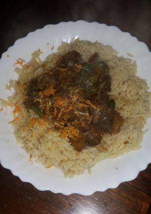 Una foto de Arroz con zapallitos y papas fritas