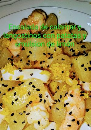 Una foto de Ensalada tibia de calamar, langostinos, patatas y con emulsión de vinagreta de limón