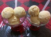 Una foto de helado de crema chantilly