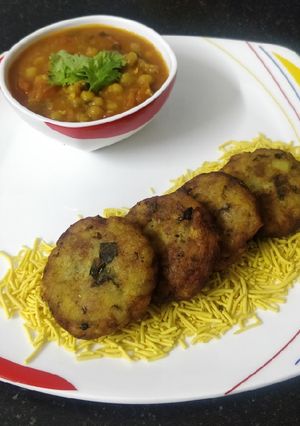 A picture of Jain Ragda Patties.