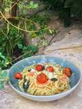 Tallarines con salmón y cherrys en salsa de salvia con mantequilla