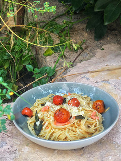 Una foto de Tallarines con salmón y cherrys en salsa de salvia con mantequilla