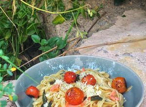 Foto principal de Tallarines con salmón y cherrys en salsa de salvia con mantequilla
