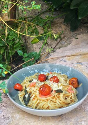 Foto principal de Tallarines con salmón y cherrys en salsa de salvia con mantequilla