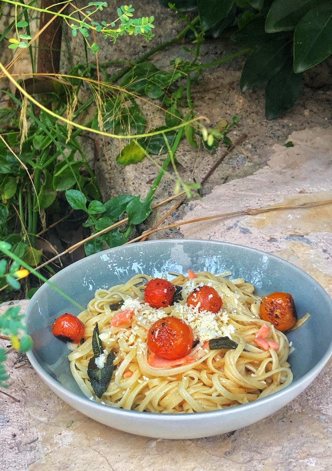 Una foto de Tallarines con salmón y cherrys en salsa de salvia con mantequilla