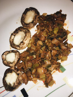 Una foto de Champiñones rellenos de queso con salteado de puerro🍄