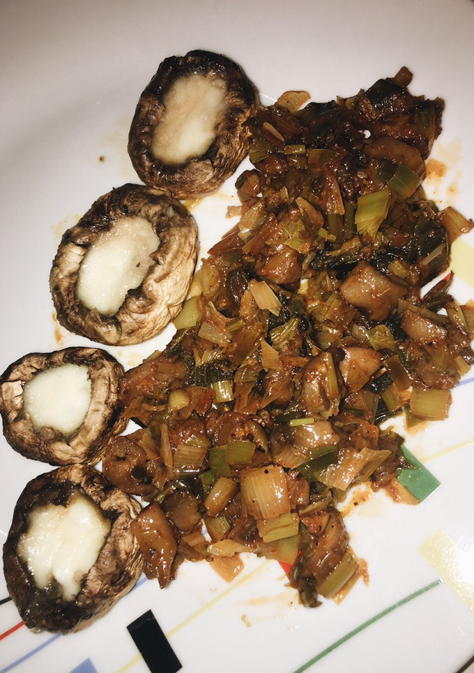 Una foto de Champiñones rellenos de queso con salteado de puerro🍄