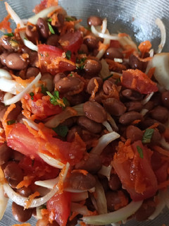 Una foto de Ensalada de porotos frutilla