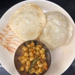 A picture of Chole bhatura.
