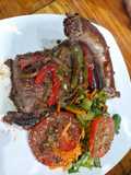 Asado americano a la chapa, rehogadas, apio, zanahoria y tomates