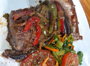 Una foto de Asado americano a la chapa, rehogadas, apio, zanahoria y tomates