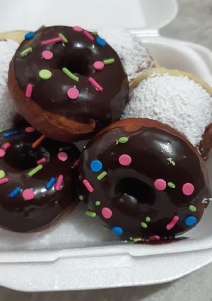 Una foto de Pan dulce cubierto de chocolate