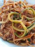 Espaguetis integrales con boloñesa de ternera y calabacines