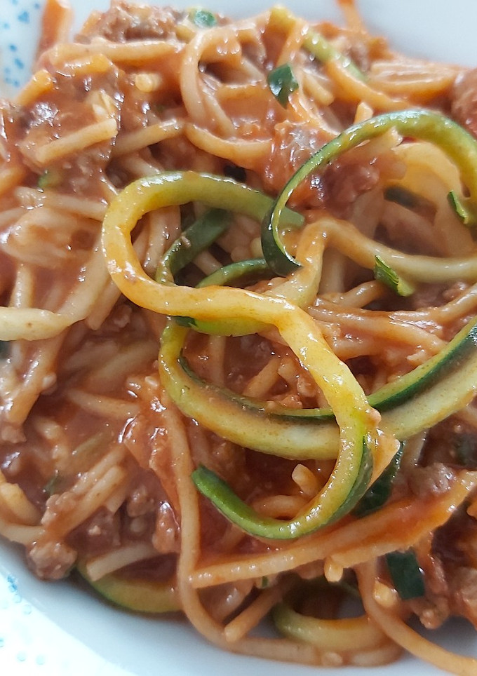 Una foto de Espaguetis integrales con boloñesa de ternera y calabacines