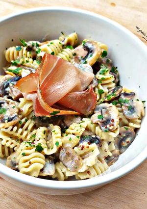 Une photo de Pâtes crémeuses à la moutarde et aux champignons 🍄