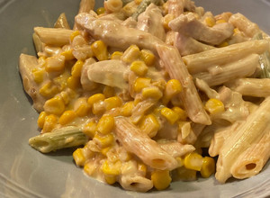 Egyszerű tejszínes-kukoricás csirkés penne recept fotója