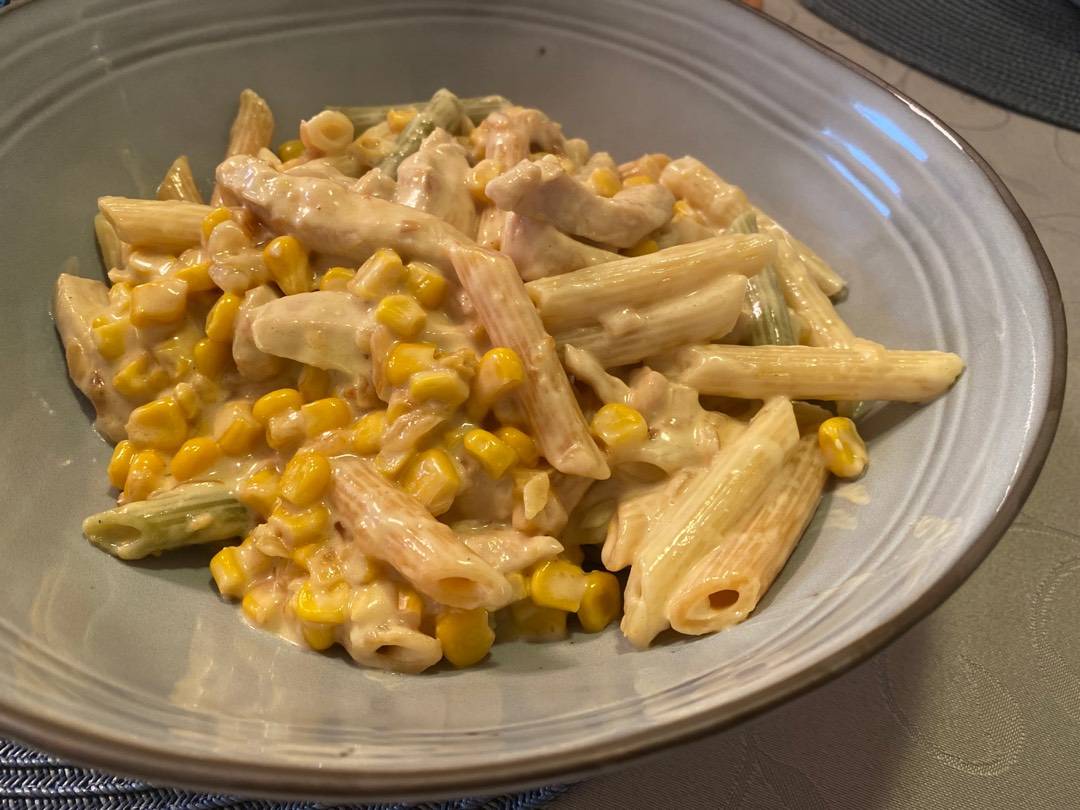 Egyszerű tejszínes-kukoricás csirkés penne recept recept fotó