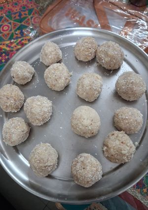 नारियल के लड्डू रेसिपी मुख्य फोटो