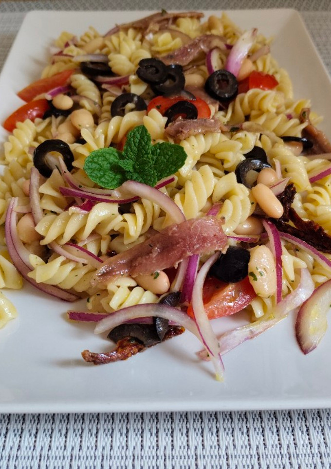 Una foto de Ensalada de pasta con alubias (habichuelas)