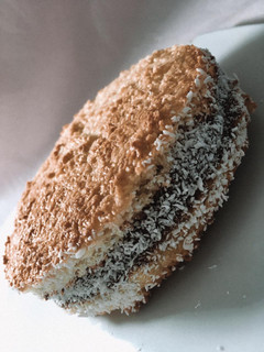 Una foto de 🌴alfajor de coco y dulce de leche🌴